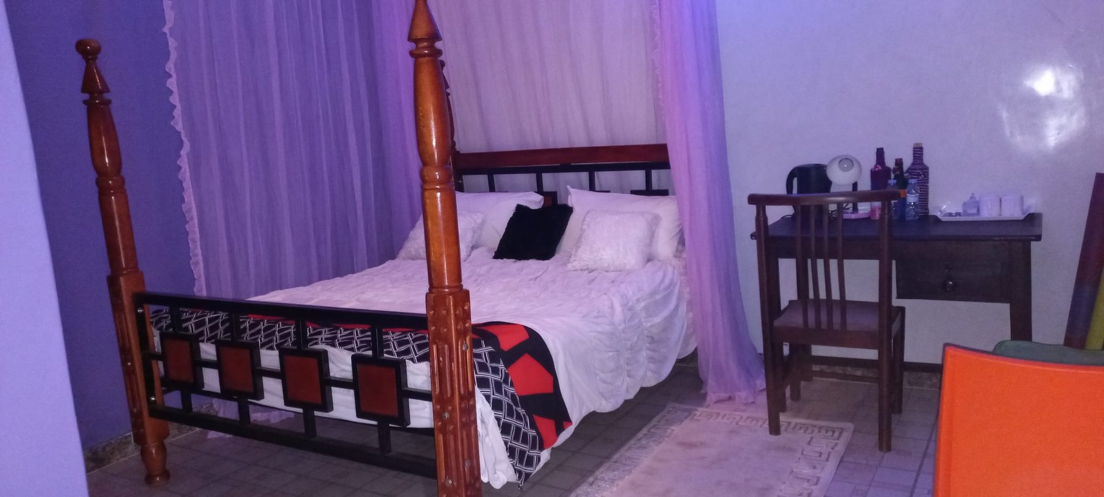 Four-poster guest room